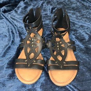 Black strappy sandals size 7